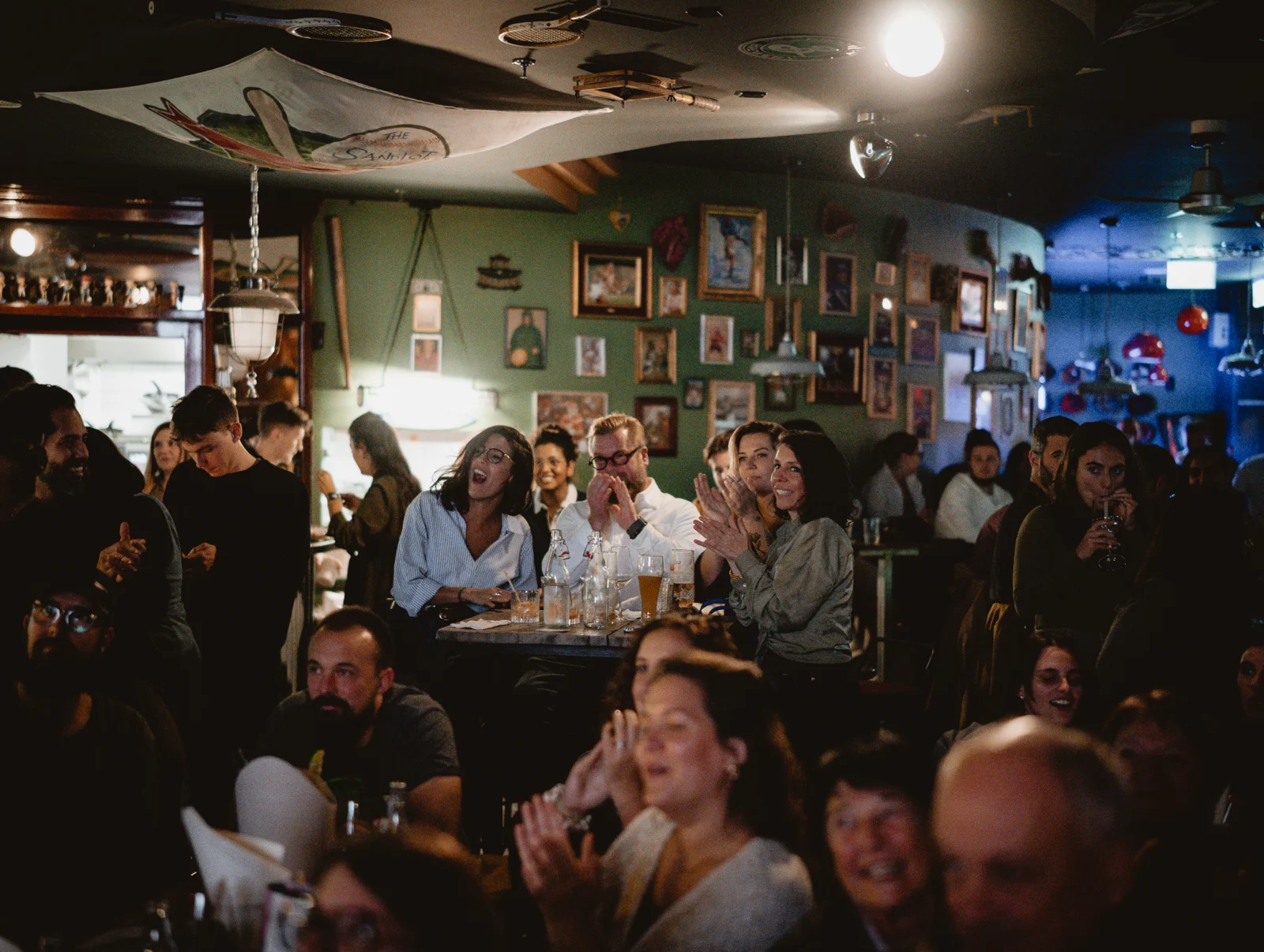 Sourires et rencontres dans le public du Socialize Comedy Club